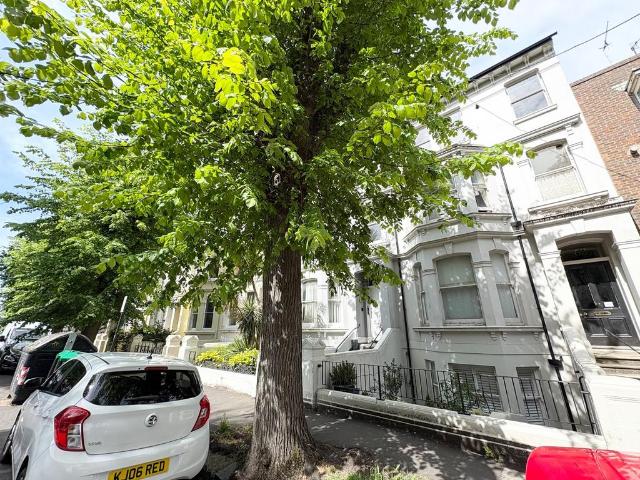 Flat for rent in Aldrington