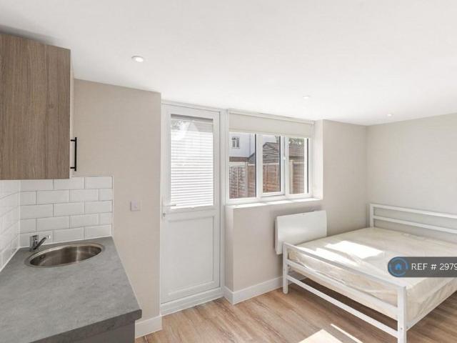 Studio for rent in Row Town, Surrey