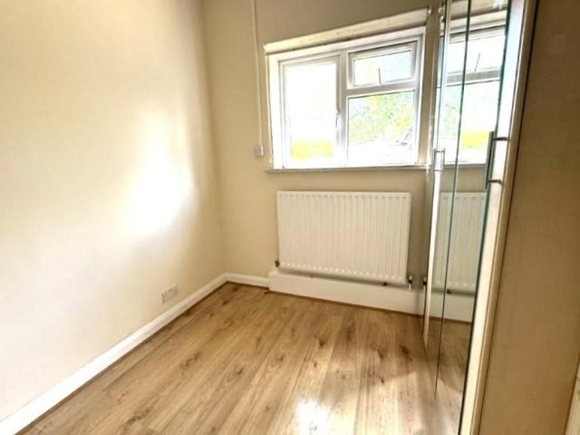 Studio for rent in Row Town, Surrey