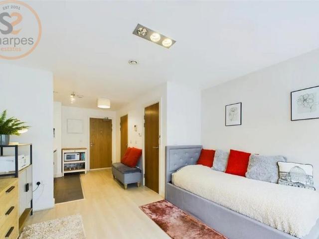 Studio for rent in London Borough of Merton, Raynes Park