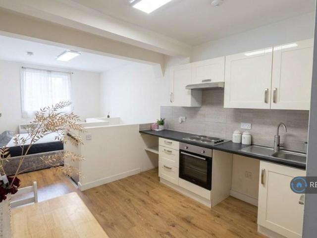 Flat for rent in Poplar Grove, Greater London