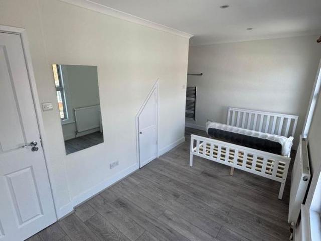 Studio for rent in Elstree and Borehamwood, Elstree