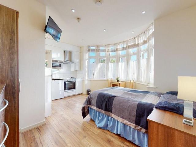 Flat for rent in Mapesbury, Greater London