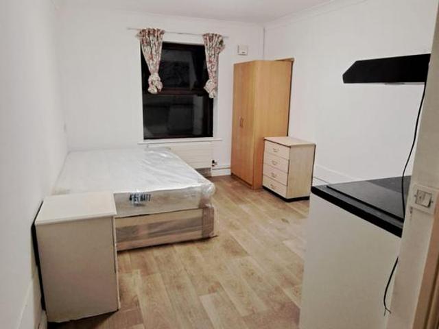 Flat for rent in Ruislip, Ickenham