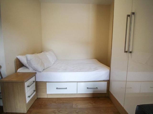 Studio for rent in Lofthouse, West Yorkshire