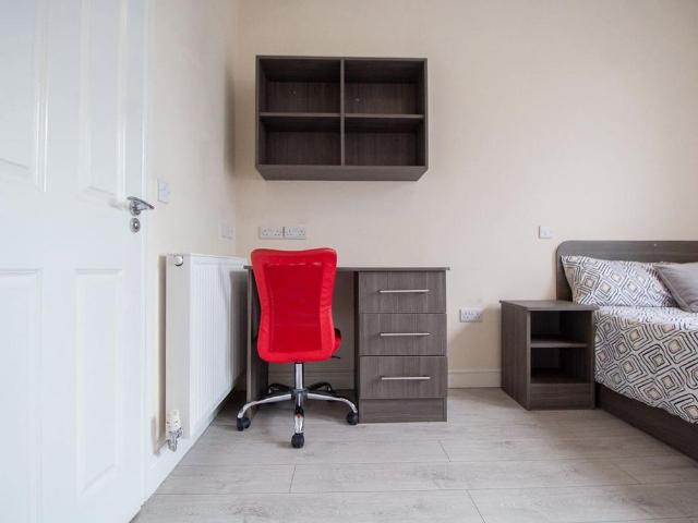 Studio for rent in Hyde Park, West Yorkshire