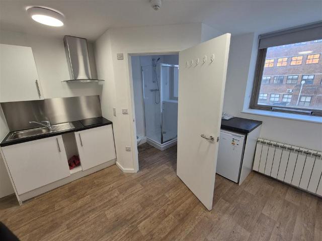 Flat for rent in Lansdowne, Springbourne