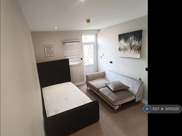Studio for rent in London Borough of Croydon, Greater London