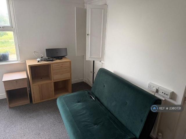 Studio for rent in Blackhills, Surrey