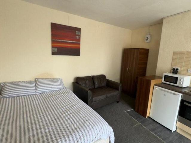 Studio for rent in Wortley, West Yorkshire