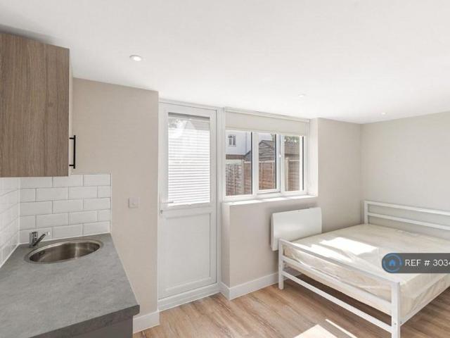 Studio for rent in Addlestone, Runnymede