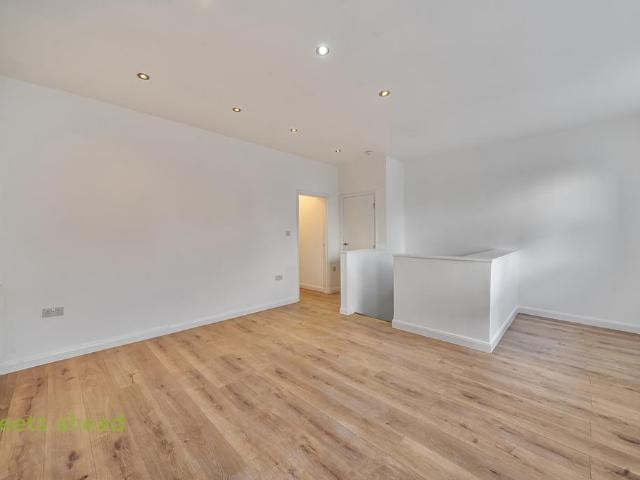 Flat for rent in London Borough of Croydon, Addiscombe
