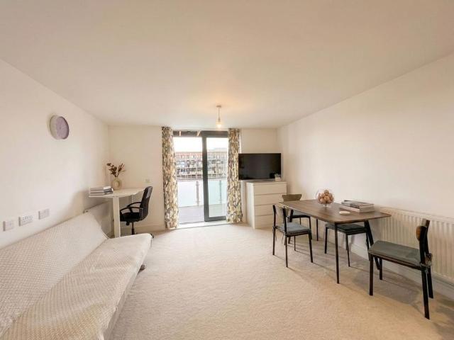Studio for rent in Elstree and Borehamwood, Borehamwood
