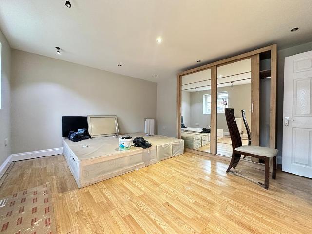 Flat for rent in London Borough of Hounslow, Cat Hill