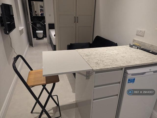 Flat for rent in Little Stanmore, Greater London
