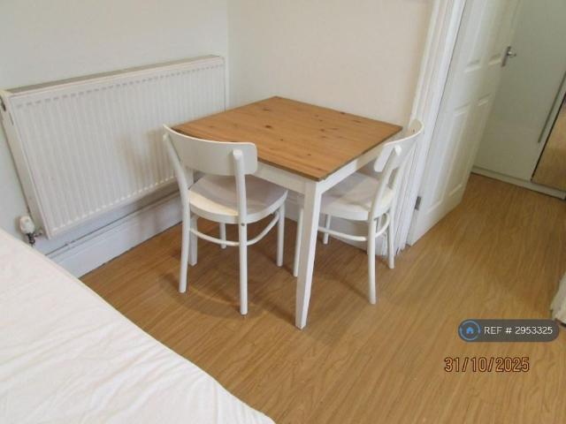 Studio for rent in Ball Hill, West Midlands