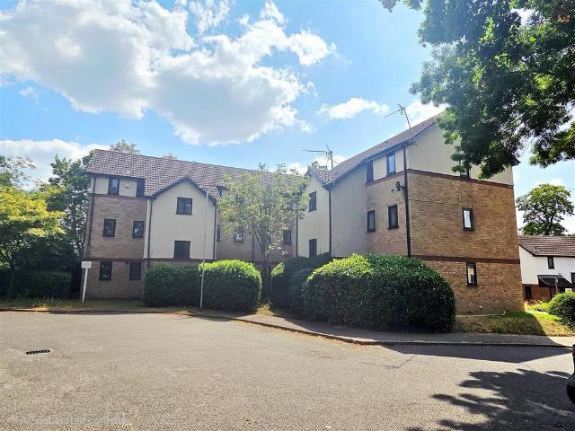 Flat for rent in Cowley, Greater London