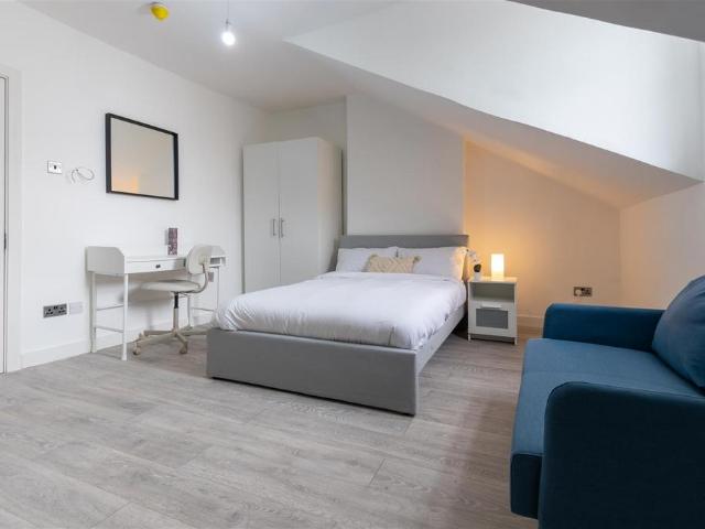 Flat for rent in London Borough of Ealing, Isle Of Man