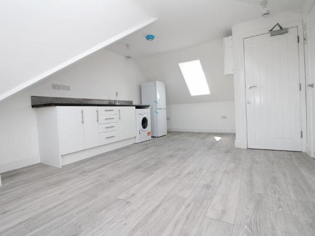 Studio for rent in Mickleburgh Hill, The Bridge