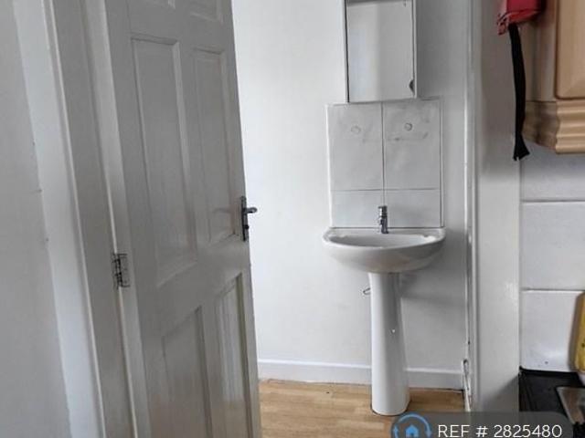 Studio for rent in Great Horton, West Yorkshire