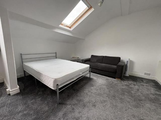 Studio for rent in Sale Moor, Trafford Park