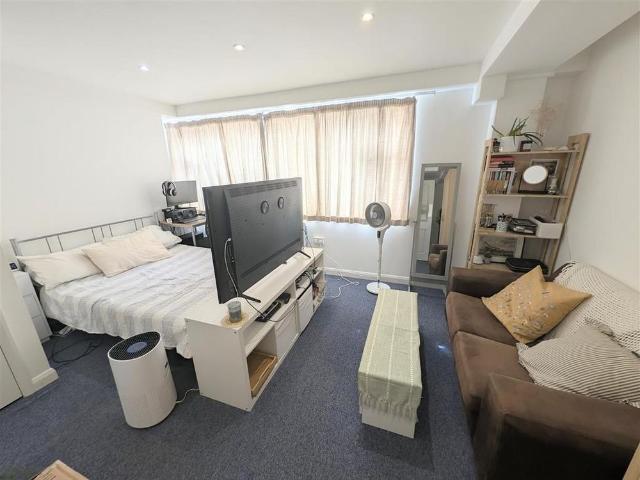 Studio for rent in Royal Borough of Kingston upon Thames, Greater London