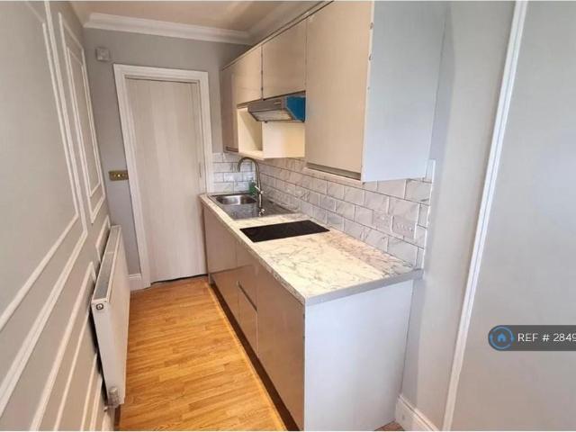 Flat for rent in Southgate, Bowes Park