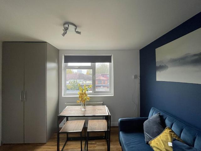 Flat for rent in London Borough of Ealing, Isle Of Man