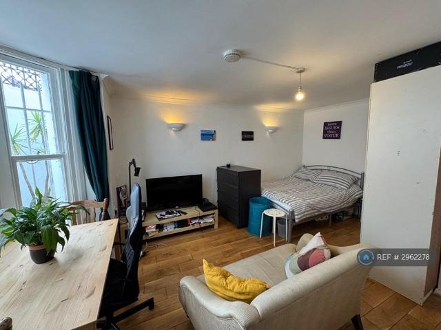 Flat for rent in West Kensington, Greater London