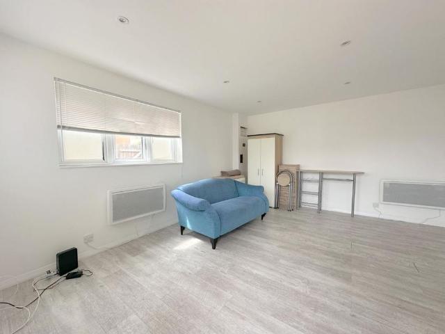 Studio for rent in Spring Park, Luton
