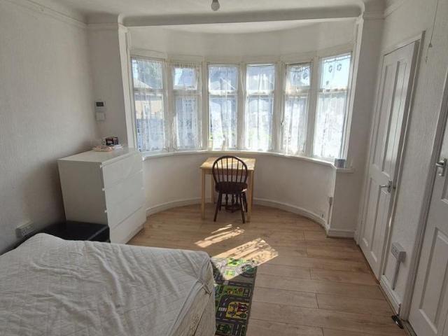 Studio for rent in Wealdstone, Greater London
