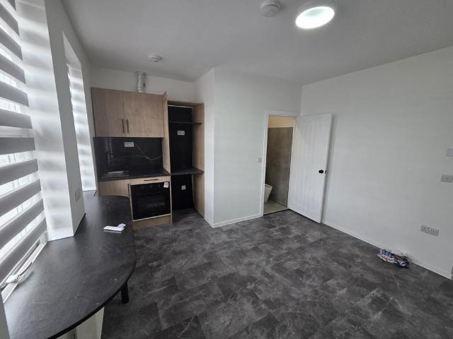 Studio for rent in Dixons Green, West Midlands