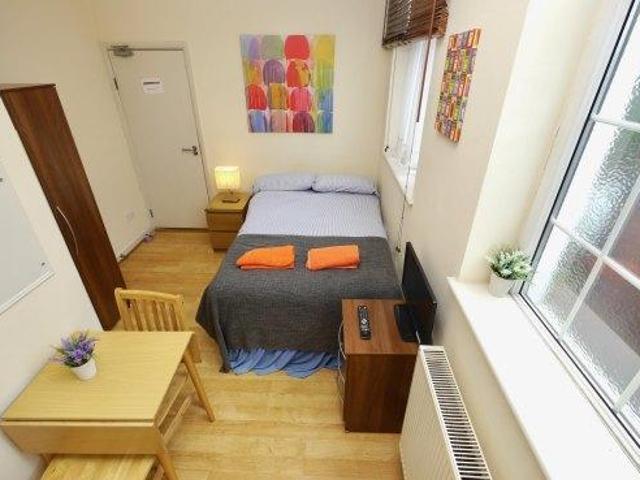 Flat for rent in Brondesbury, Greater London