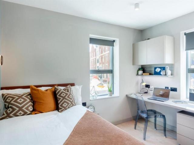 Flat for rent in Row Town, Surrey