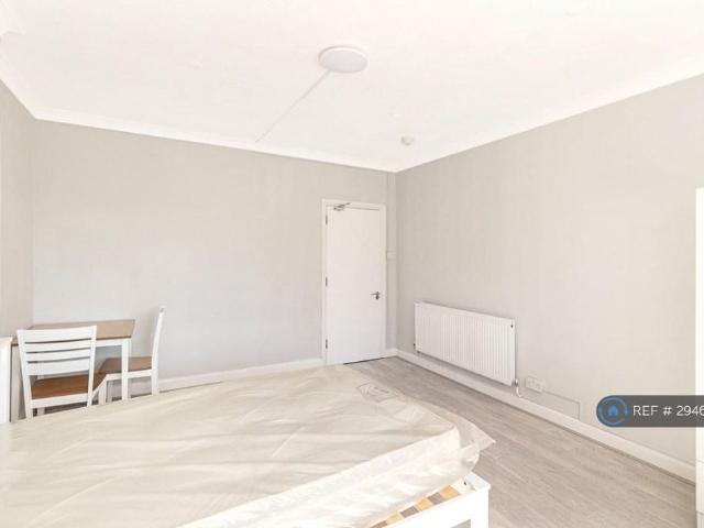Studio for rent in Heol-las, Surrey