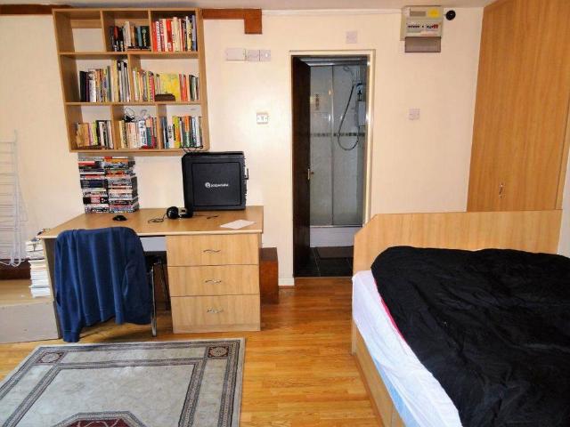 Studio for rent in Woodhouse Hill, Leeds