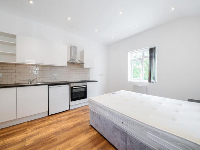 Flat for rent in Cricklewood, Greater London