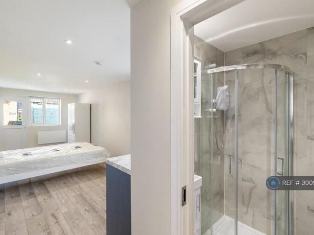 Studio for rent in Littleton Common, Lower Halliford