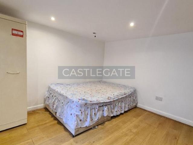 Studio for rent in Huddersfield, Kirklees