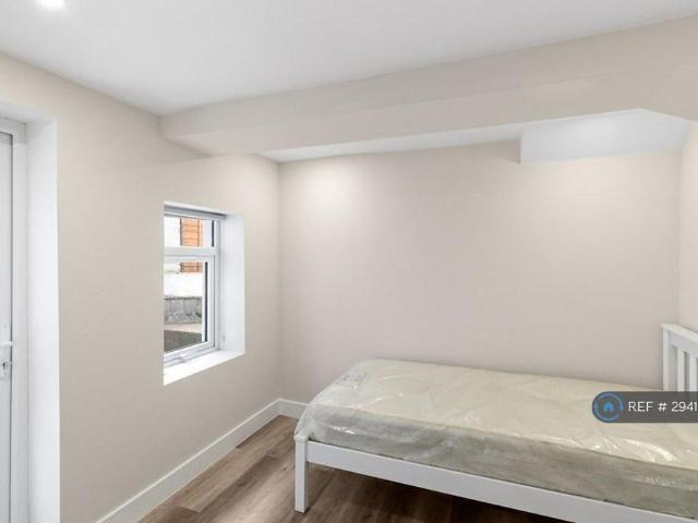 Studio for rent in Highfield, Pouchen End