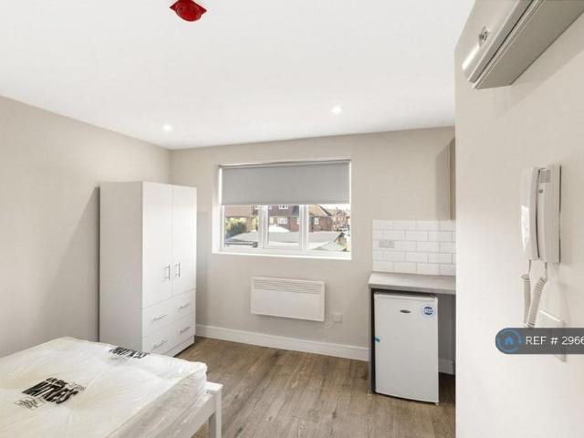 Studio for rent in Lower Halliford, Surrey