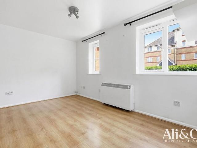 Studio for rent in Grays, Essex