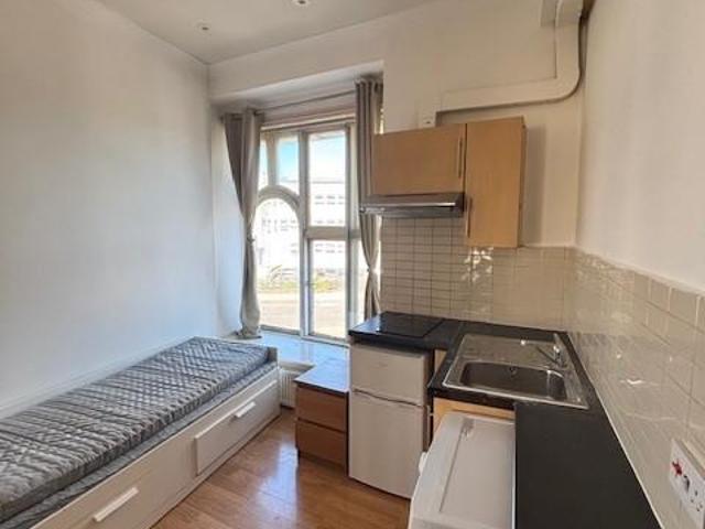 Flat for rent in London Borough of Ealing, Isle Of Man