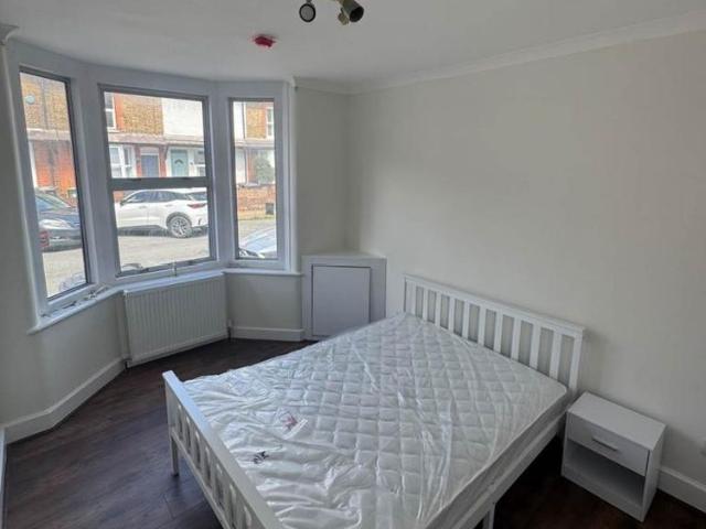 Studio for rent in Elstree and Borehamwood, Elstree