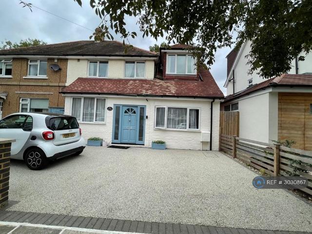 Flat for rent in Hampton Hill, Greater London