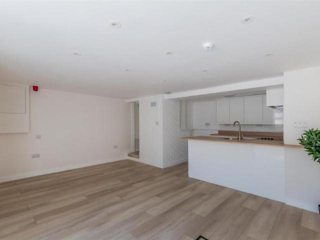 Studio for rent in Plasnewydd, Falcon Lodge
