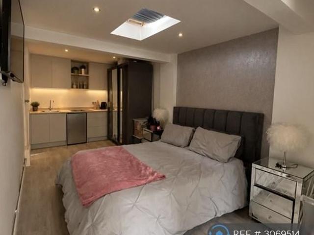 Studio for rent in London Borough of Croydon, Greater London