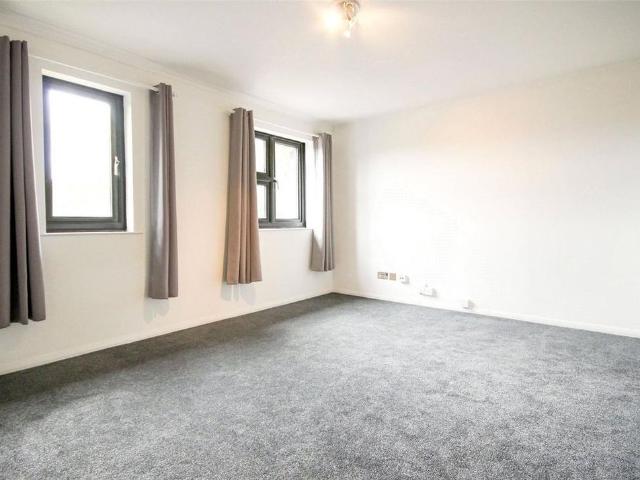 Studio for rent in Martin's Heron, Winkfield