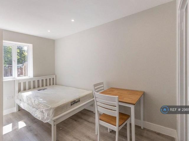 Studio for rent in Lower Halliford, Surrey