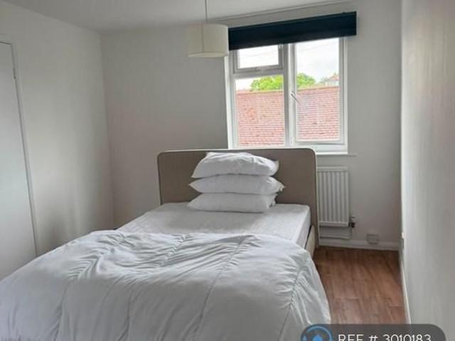 Studio for rent in Lower Green Esher, Blackhills